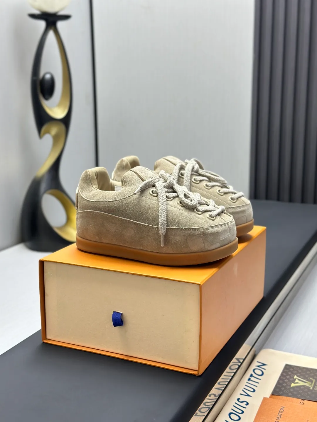 👟👟Ex-factory price 720👟👟 Top version LV-Louis Vuitton-Bread Catwalk New Style 1:1 development replica of the original version! ! The upper foot is very comfortable. It is made of luxurious materials and fine workmanship. The midsole is printed with English letters "Made in Europe". The upper is made of calfskin imported from Italy. The side is decorated with the brand's LOGO and signature. The latest latex foot pads and mesh lining make the foot feel super comfortable. The original two-color TPU combination outsole is specially provided by the original factory. Bag technology Goodyear stitched edges Fabric: Exclusive customized first-layer cowhide Accessories: Exclusive private model Vuitton logo, lining: Customized silk mesh lining - first-layer silk cowhide lining Outsole: TPU combination outsole wear-resistant, non-slip and anti-yellowing Foot pads: new latex pads-mesh sweat-absorbent Counter technology: fully computerized sewing machine wire drawing Toe box back cover Hot and cold shaping Full set of pull-top lasts with medium and low logo patterns Counter packaging - Shoelaces, certificates, cards, instructions, certificates, dust bags, the most complete packaging on the entire network, women's models 35-40 men's models are under development